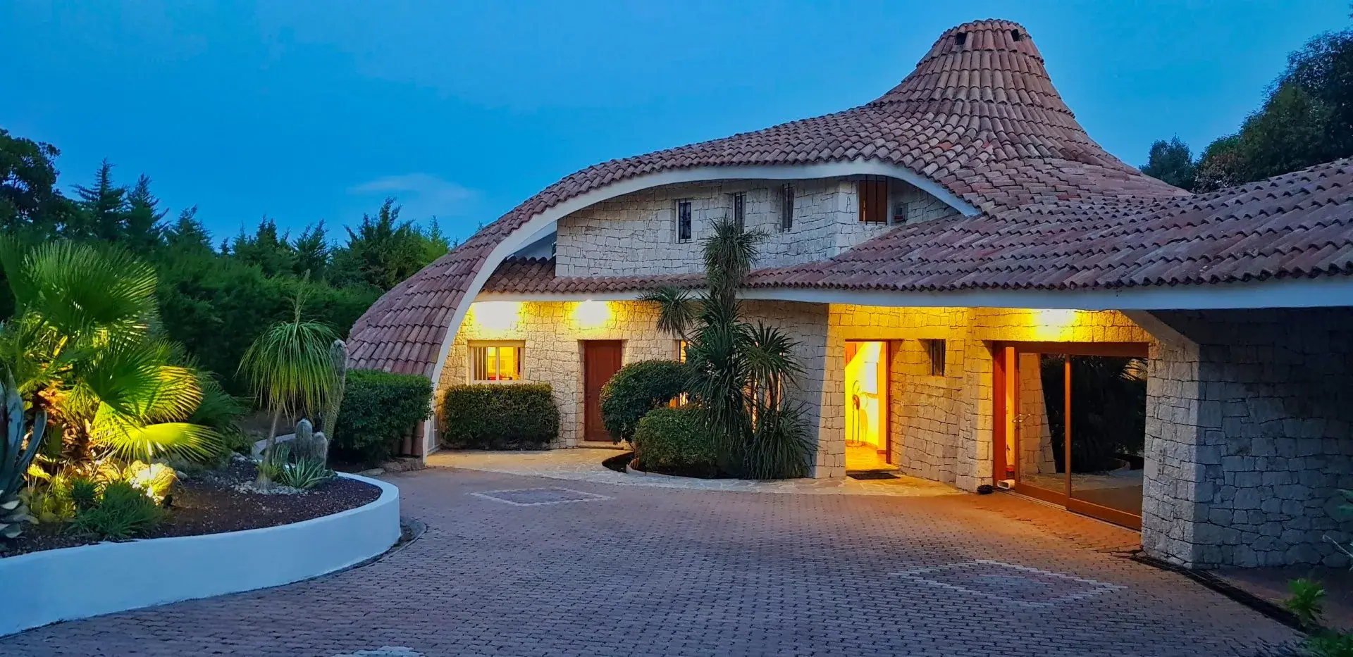 Villa Oxygène illuminated above Cannes