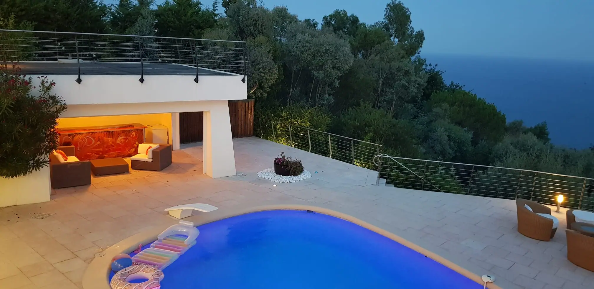 Pool bar and lounge